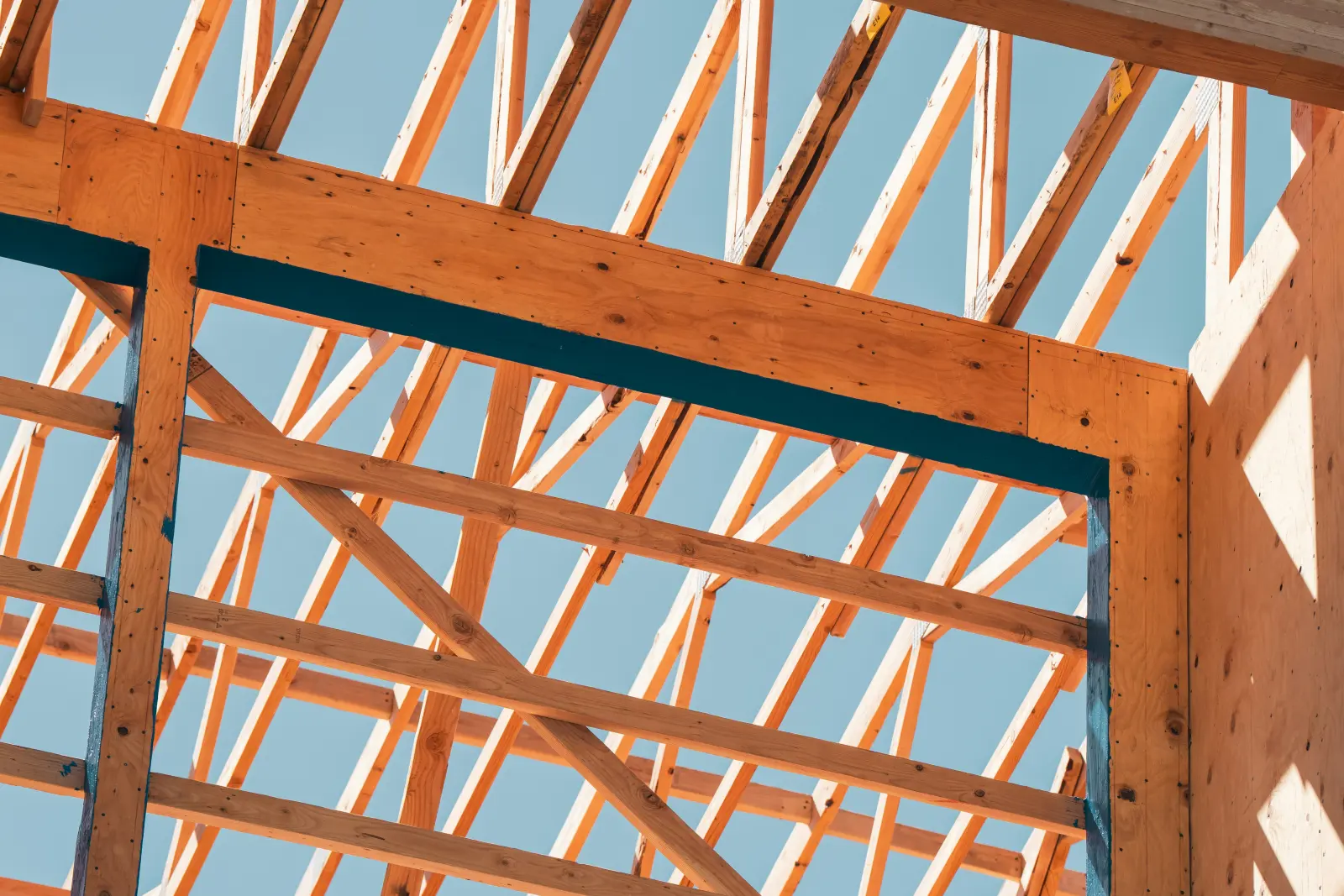 Struttura in legno di un tetto contro il cielo